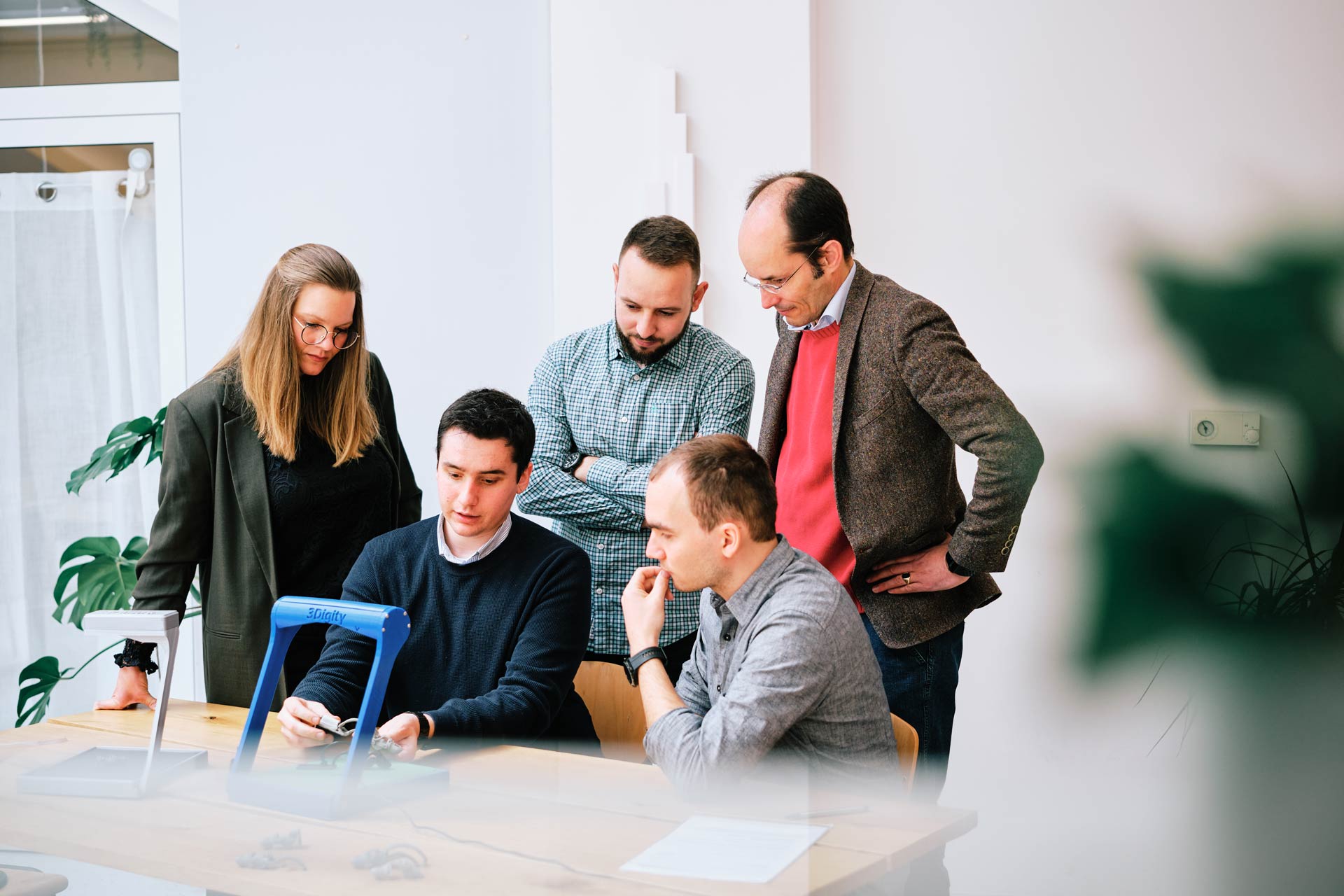 Eine Gruppe von Menschen arbeitet an einem Projekt